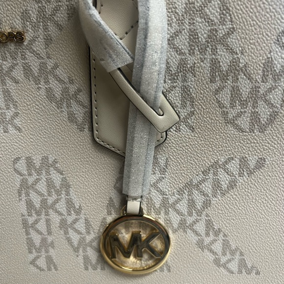 New With Tags Extra Large Michael Kors Tote with Crossbody Adjustable Strap - Picture 3 of 8